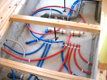 大阪府富田林市　新築ちらは基礎部分の配管の様子です。さや管方式の配管は、メンテナンスがしやすいので長期に維持管理ができます。これもお客様に長くこのお家に住んでいただきたい気持ちの現れです。理ができます。