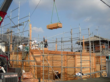 大阪府富田林市　新築　杉三層パネル落とし込み工法で組み上げていきます。