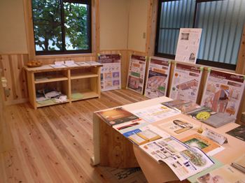 新築 大阪府 完成後のお部屋のお写真です。完成時には御施主様の好意で完成見学会を開催させて頂きました。たくさんのお客様にお越しいただきましたが、みなさまあたたかく落ち着いた内装のお家に興味深々でした。