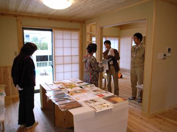 新築 大阪府　床は無垢材。壁は塗り壁材にしているので、空気がやわらかです。無垢材はお部屋の湿度を調整する機能があり、湿気の多い日には水分を吸収し、乾燥した日には水分を放出して、部屋の湿度を調整します。また、断熱性にも優れているため、日本のような気候の土地に建てるお家にはメリットたっぷりです。