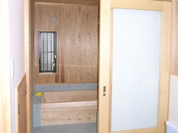 新築 大阪府 お風呂の浴槽はなんと檜。あえて在来工法で組み上げました。まるで旅館のようなお風呂ですね。こちらも誰もが憧れるポイントです。檜のお風呂で毎日リラックスしていただける、癒しの空間が完成しました。