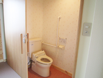 新築 大阪府　トイレは広々としたバリアフリータイプです。入り口も広く、車椅子の方でも安心して使用して頂けます。