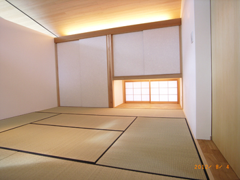 新築 大阪府　明るい光の入ってくる、広々とした和空間になりました。畳の上でゆったりと寝転がると気持ちよさそうですね。