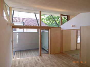 新築 大阪府　ウッドデッキです。杉の香りがたっぷりと感じられる癒しの空間になりました。