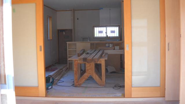 大阪府河内長野市　リフォーム　全面　お部屋の中には作業時の木の柱が置かれています。床もまだできていいませんが、これからこちらのお部屋がどのように生まれ変わるのか期待です！