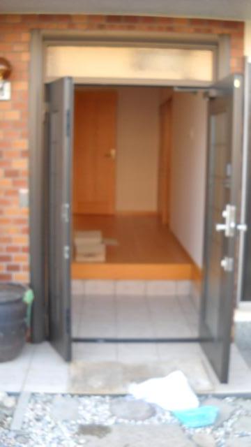 大阪府河内長野市　リフォーム　玄関　ここちらはすこしぼやけてしまっていますが玄関のお写真です。 両開きのため、大きな家具の出し入れもスムーズに可能です。 入口が大きいため、幸せもいっぱい呼び込めそうですね。