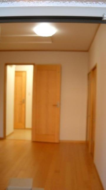 大阪府河内長野市　リフォーム　床　お部屋のなかはどこのお部屋も木のぬくもりに溢れています。 広々清潔なお部屋に仕上がりましたので、これからこちらのお家でゆったりをお過ごしいただけることでしょう。